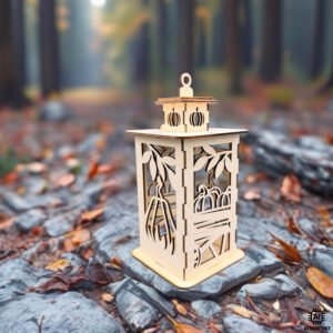 Holzlaterne mit Kürbis- und Herbstmotiv auf Steinen im herbstlichen Wald