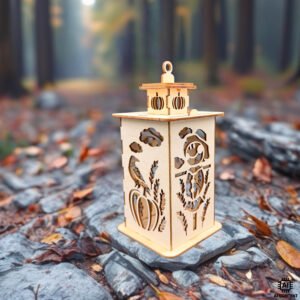 Holzlaterne mit Vogelscheuche, Kürbis und Herbstmotiv auf herbstlichem Waldboden