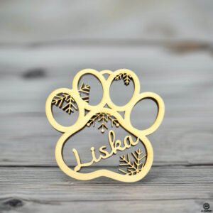 Personalisierte Holz-Dekoration in Form einer Hunde-Pfote mit Schneeflocken und dem eingravierten Namen „Liska“
