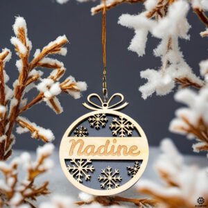 Personalisierte Weihnachtskugel aus Holz mit Schneeflocken und Namensgravur „Nadine“ – festliche Deko
