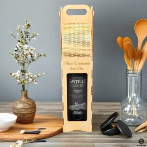 Personalisierte Holz-Weinbox mit Gravur und Weinflasche auf Küchentisch